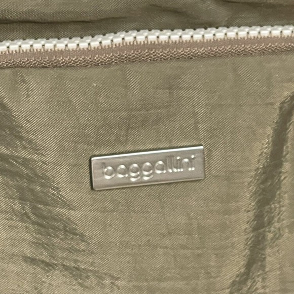 Baggallini Crossbody Purse Travel Tan Khaki Excellent Condition - Picture 10 of 16